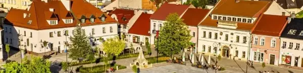 Widok z lotu ptaka na rynek w Myślenicach