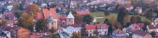 Rozległa panorama miasta Niepołomice uchwycona z lotu ptaka