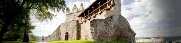 Nowy Sącz  - ruiny zamku w Nowym Sączu - charakterystyczny symbol miasta