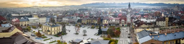 Nowy Targ  – rozległa panorama miasta z widokiem starówkę i góry