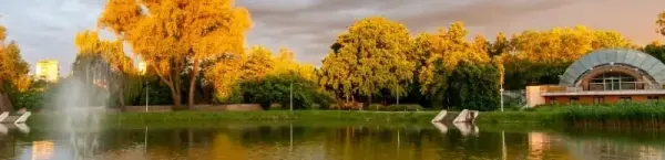 Zachód słońca i burzowe chmury nad parkiem w Ostrowcu Świętokrzyskim