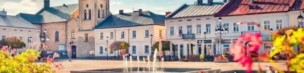 Jesienny widok na rynek w Sanoku z wieżą Klasztoru Franciszkanów