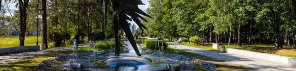 Piękny, kolorowy park miejski ze sztuczną rzeką i fontanną w Stalowej Woli