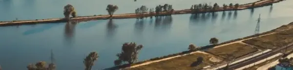 Zdjęcie lotnicze Starachowic z ładną roślinnością i krajobrazem wodnym