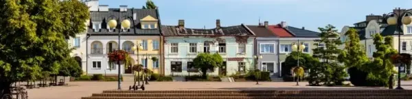 Rynek Starego Miasta w Tarnobrzegu z kamienicami i wodociągami