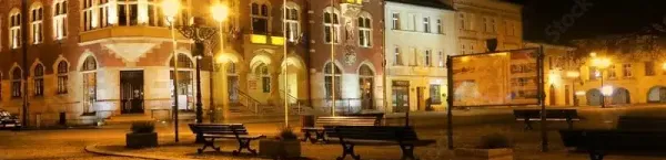 Fragment ratusza w Tarnowskich Górach nocą