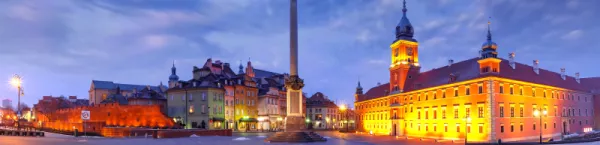 Panorama Placu Zamkowego z Zamkiem Królewskim, kolorowymi domami i kolumną Zygmunta w Warszawie