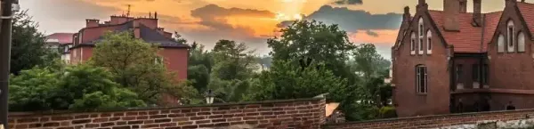 Budynki w Wieliczce przy zachodzie słońca