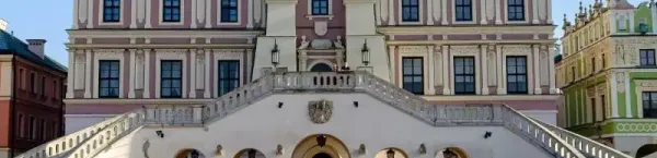 Ratusz na pięknym rynku w Zamościu