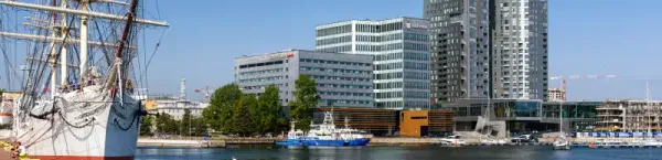 Gdynia  – rozległa panorama miasta z widokiem na starówkę i morze