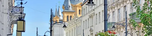 רחוב פיוטרוסקה בלודז'. אחד מרחובות הקניות הארוכים באירופה