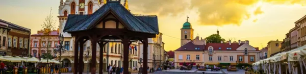 Historyczny rynek w Rzeszowie. Na pierwszym planie zabytkowa studnia, ulubione miejsce spotkań mieszkańców
